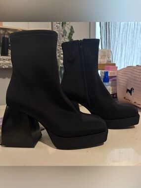 Jeffrey Campbell Square Toe Black Neoprene Dauphin Bootie Boots Sz 6.5 W